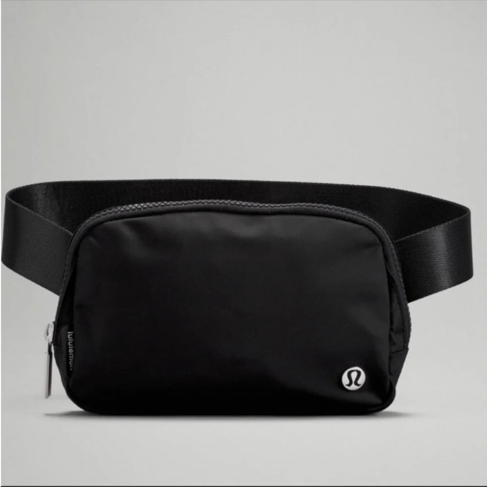 NWT lululemon everywhere belt bag black - Picture 2 of 6